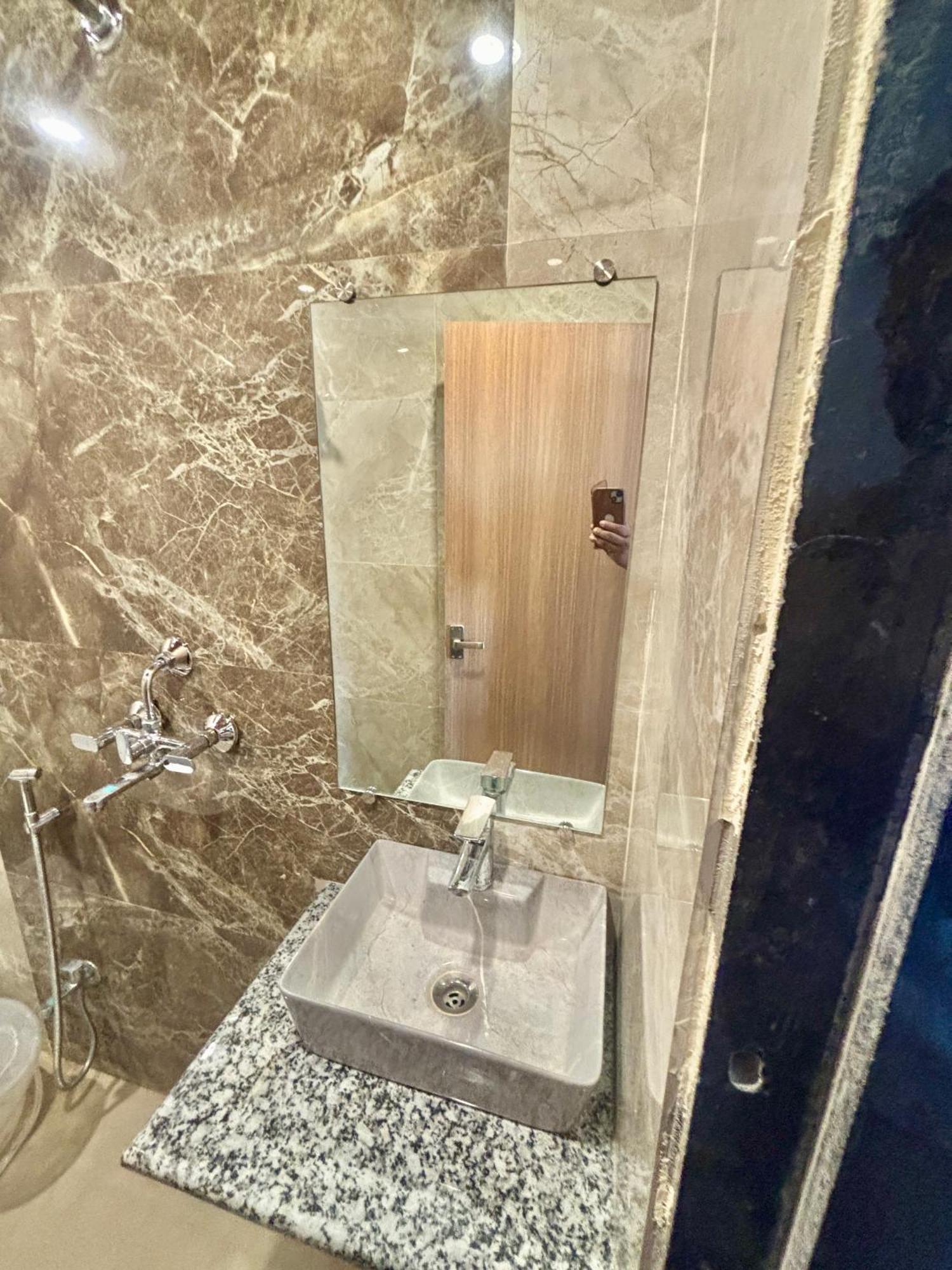 ウダイプル Chitrakoot Residencyアパートホテル エクステリア 写真